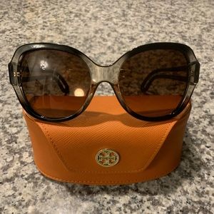 Tory Burch TY9054U Women’s sunglasses. Light brown to dark brown gradient lenses